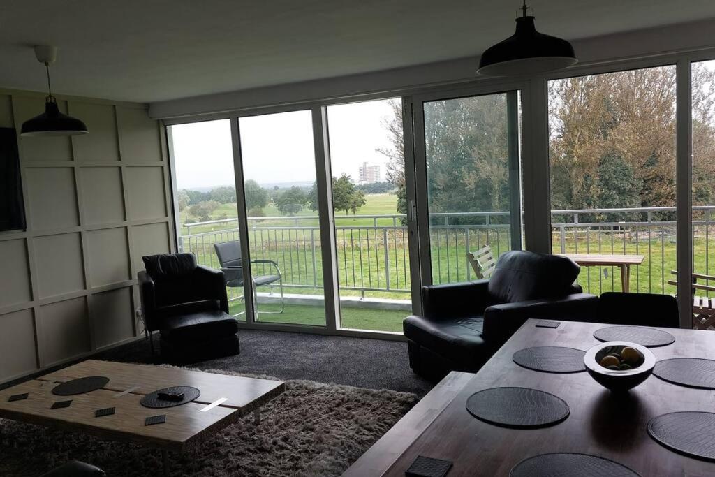 3 Bedroom Apartment With Golf Course View 泰恩河畔纽卡斯尔 外观 照片