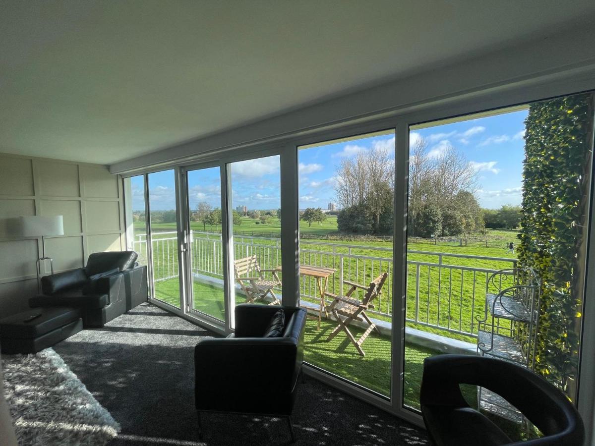 3 Bedroom Apartment With Golf Course View 泰恩河畔纽卡斯尔 外观 照片